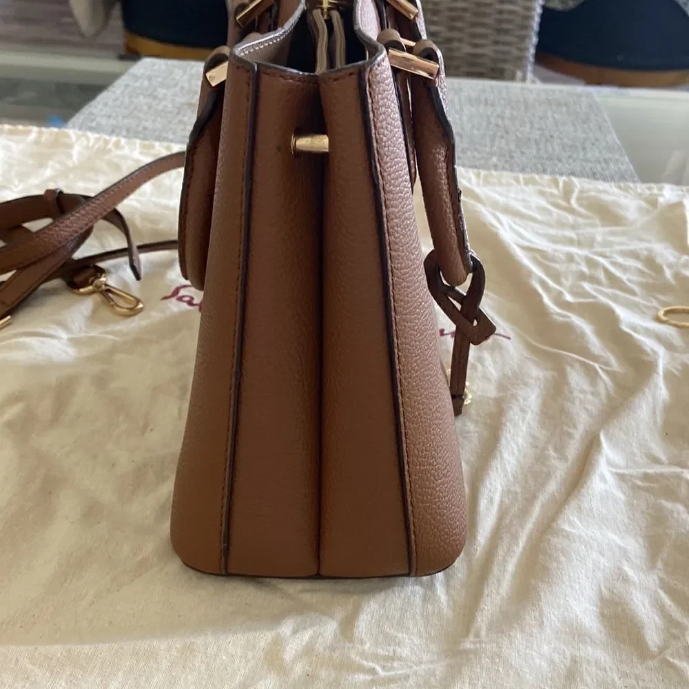 MK Médium Satchel with xbody strap and key card holder marching NWT brown gold